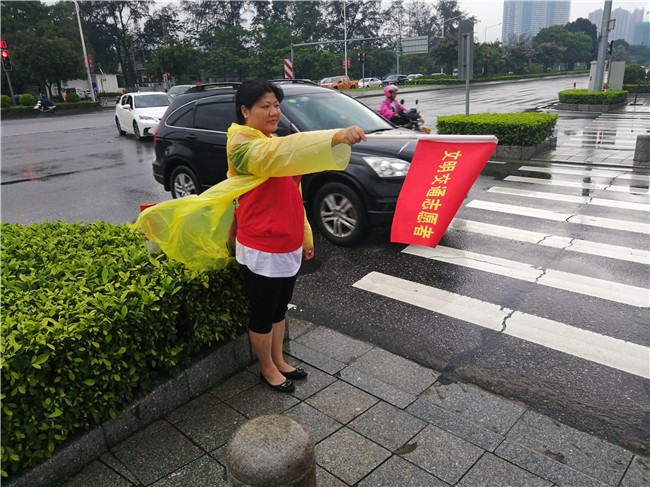 志愿服务风雨无阻肇庆市图书馆党员志愿者积极开展交通文明劝导活动